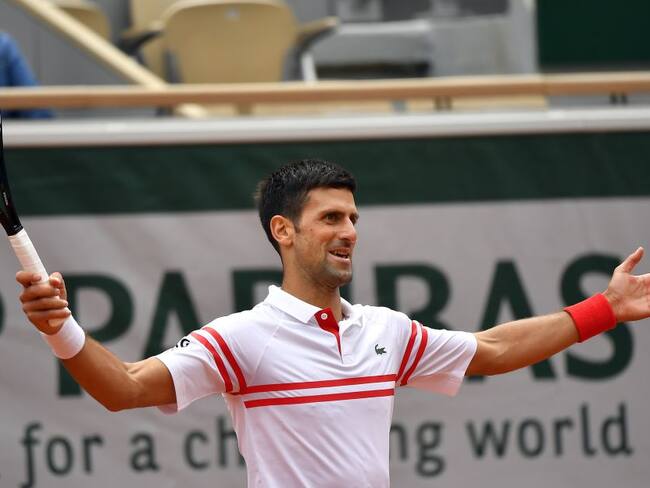 Djokovic pasó trabajos para clasificar a cuartos de final de Roland Garros