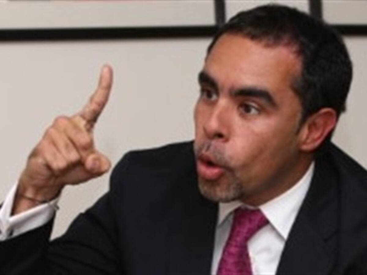 Polémica de Santos-Uribe no afectará Ley de Víctimas: Benedetti