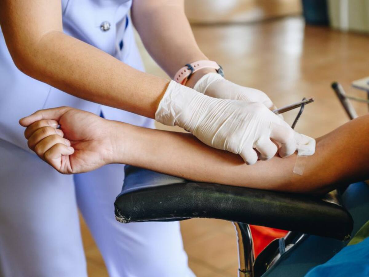 Personas en Ucrania donan sangre para salvar vidas