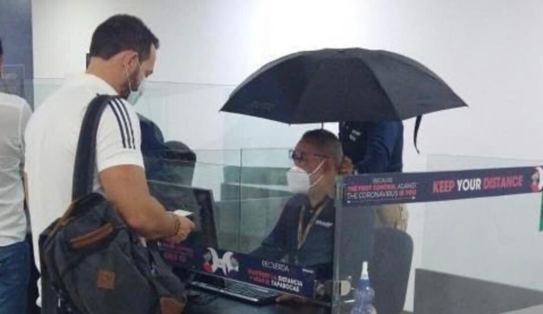 Funcionario de Migración Colombia. @BrianSaavedraT 