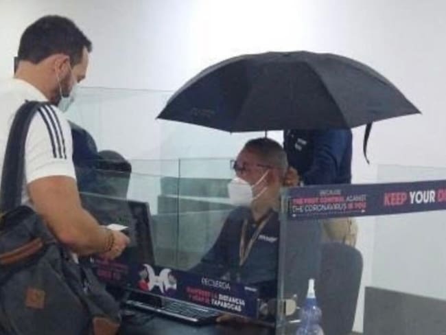 Funcionario de Migración Colombia. @BrianSaavedraT