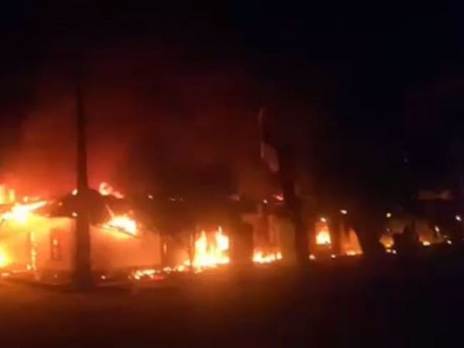 La alcaldía se quemó, porque los manifestantes amenazaron a los bomberos