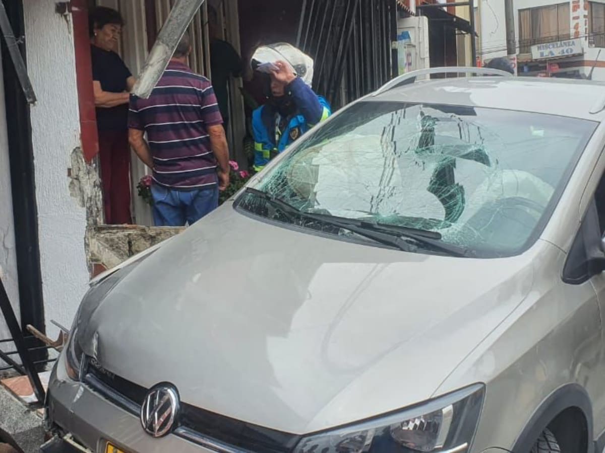 Conductor perdió el control de su vehículo y arrolló a tres transeúntes en Manizales