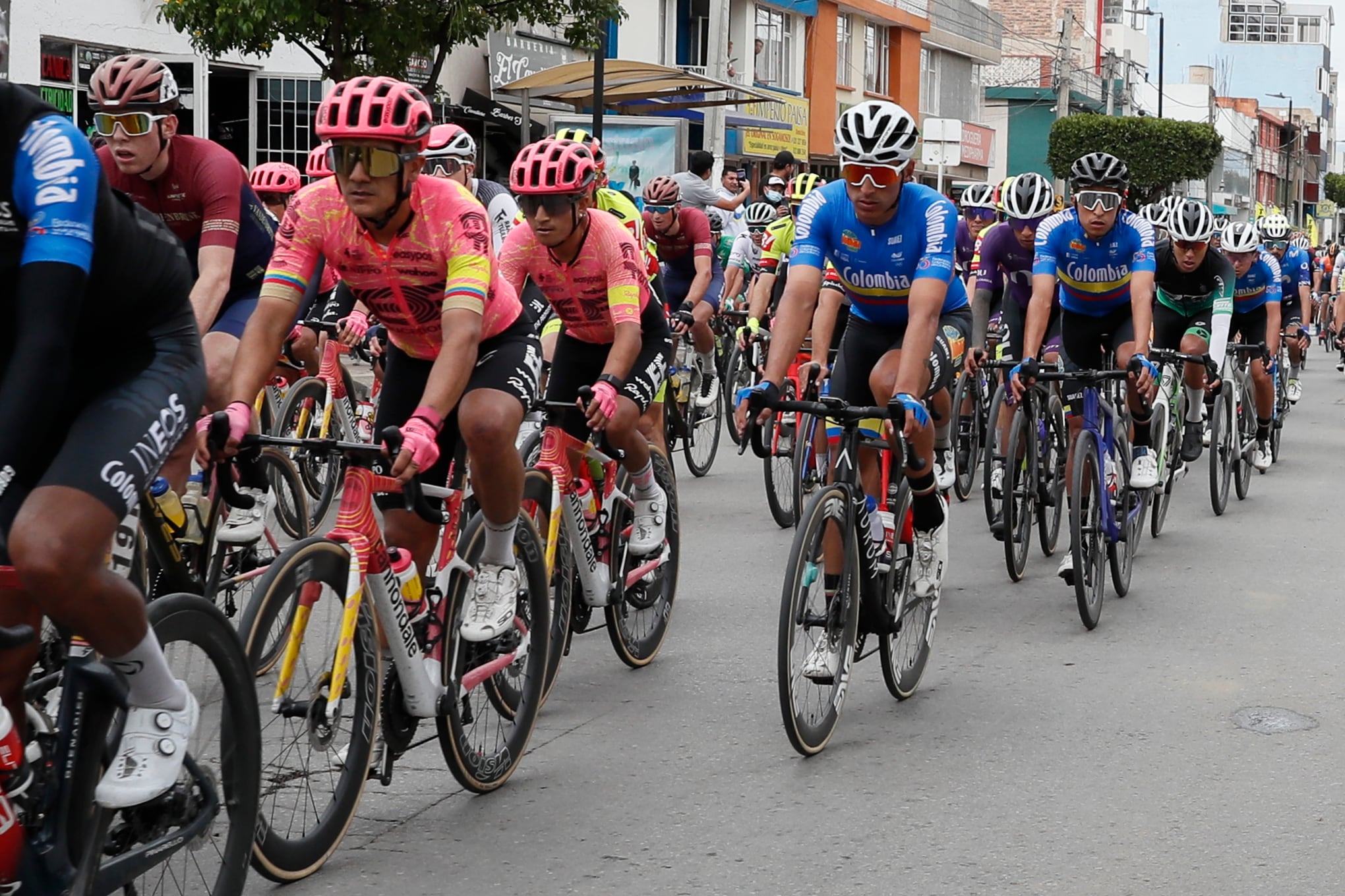 AMDEP6494. PAIPA (COLOMBIA), 06/02/2024.- El ecuatoriano Richard Carapaz (2-i) de EF Education-Easypot y corredores compiten en la primera etapa de la carrera ciclística Tour Colombia 2024 hoy, entre Paipa y Duitama (Colombia). EFE Carlos Ortega