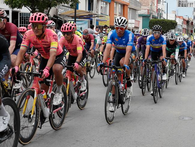 AMDEP6494. PAIPA (COLOMBIA), 06/02/2024.- El ecuatoriano Richard Carapaz (2-i) de EF Education-Easypot y corredores compiten en la primera etapa de la carrera ciclística Tour Colombia 2024 hoy, entre Paipa y Duitama (Colombia). EFE Carlos Ortega
