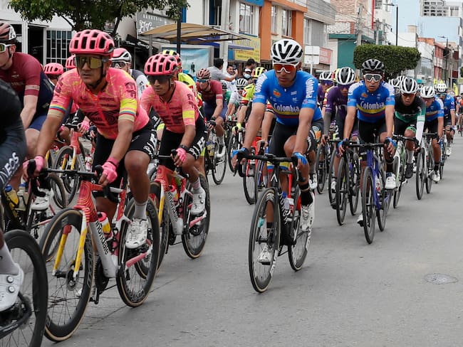 AMDEP6494. PAIPA (COLOMBIA), 06/02/2024.- El ecuatoriano Richard Carapaz (2-i) de EF Education-Easypot y corredores compiten en la primera etapa de la carrera ciclística Tour Colombia 2024 hoy, entre Paipa y Duitama (Colombia). EFE Carlos Ortega