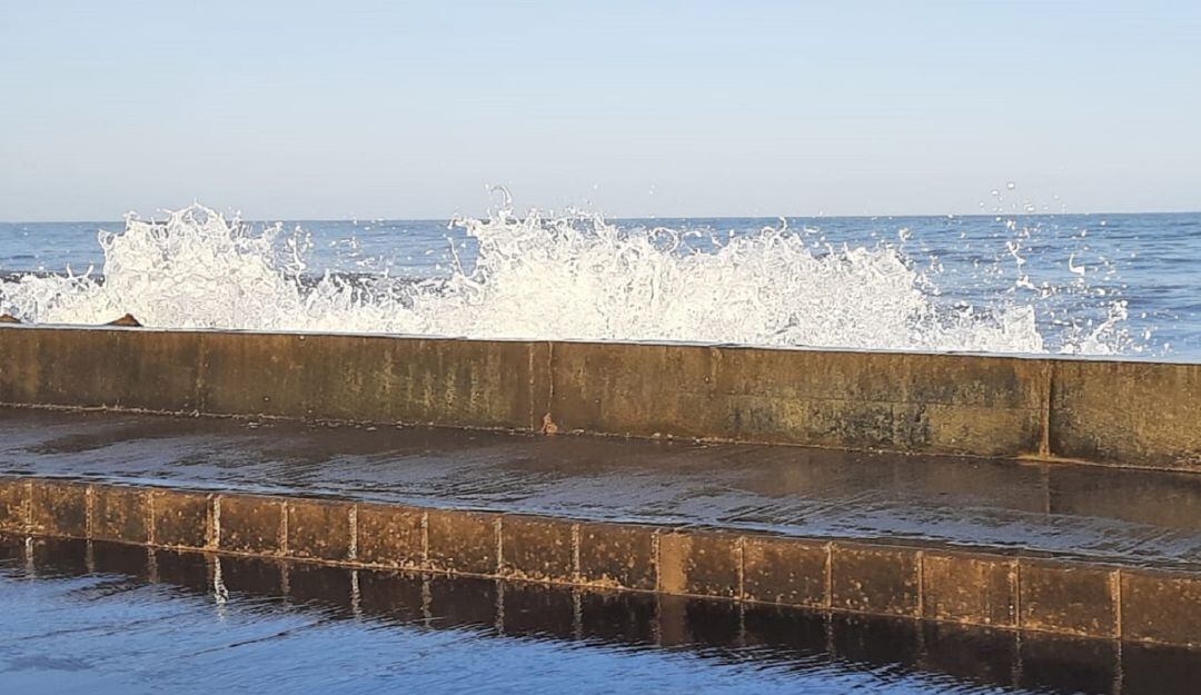 Se espera el incremento significativo de la altura del oleaje, oscilando entre 1.7 y 2.2 metros y alcanzando hasta los 3.2.