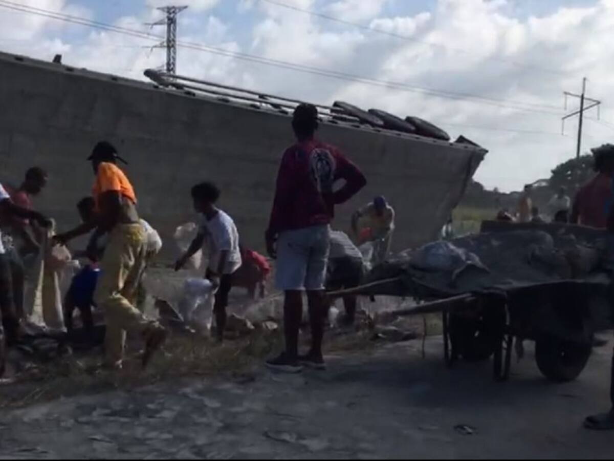 Tractocamión que transportaba cemento sufrió volcamiento en La Cordialidad