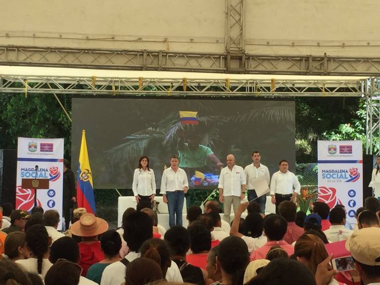 Presidente Juan Manuel Santos acompañado del vicepresidente German Vargas Lleras, la gobernadora de Magdalena Rosa Cotes, el alcalde de Santa Marta Rafael Martínez y el ex gobernador Luis Miguel Cotes.