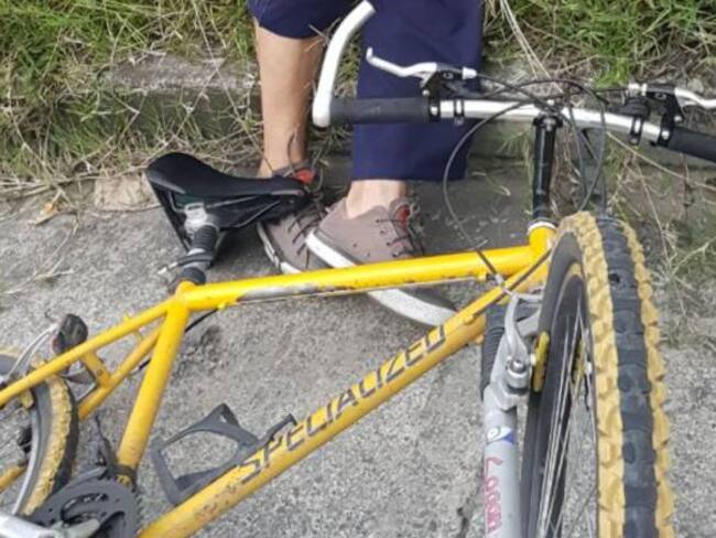 Tendido en el piso, a un lado de su bicicleta quedó el hombre que asesinaron esta tarde en La Florida.