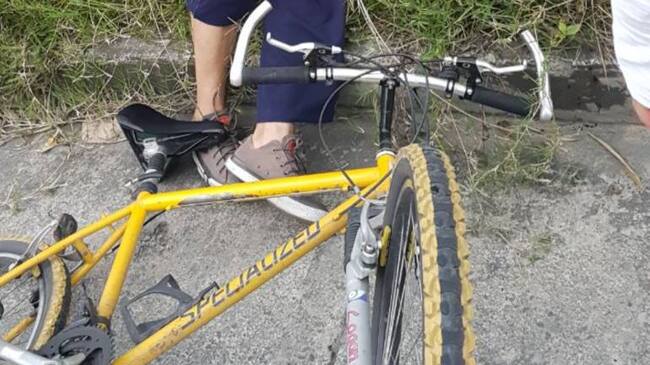 Tendido en el piso, a un lado de su bicicleta quedó el hombre que asesinaron esta tarde en La Florida.