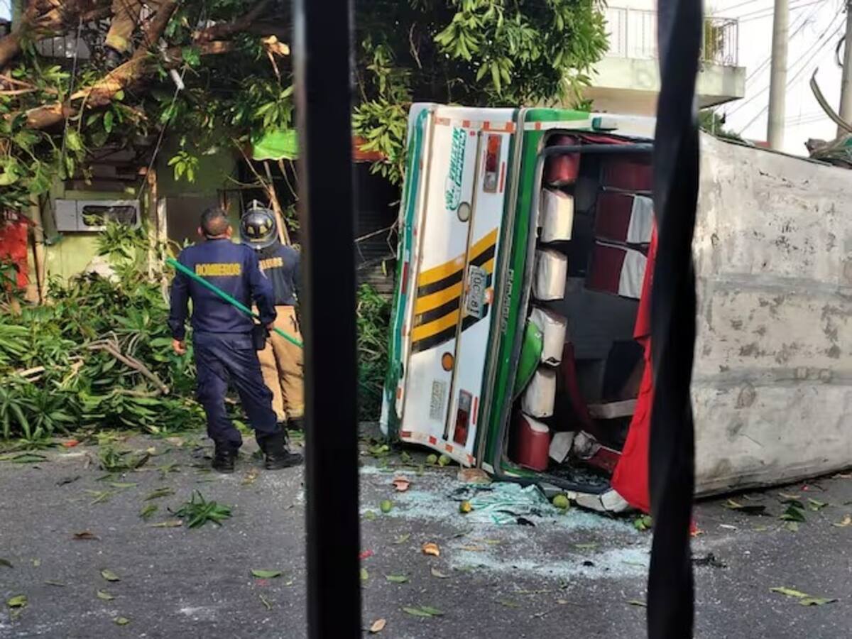 Fallece uno de los heridos del volcamiento de bus en La Manga