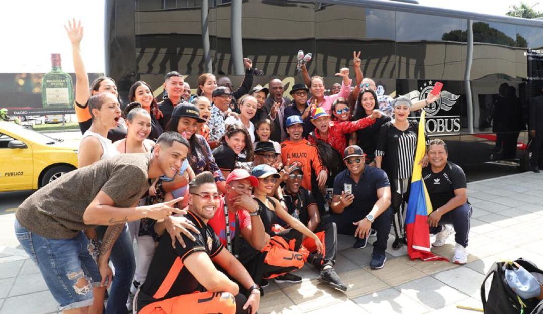 Llega del grupo de bailarines del Mulato a Cali, luego de participar en el Super Bowl.