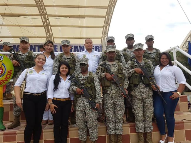 Jóvenes en riesgo de Olaya Herrera y Henequén juran bandera como Infantes de Marina