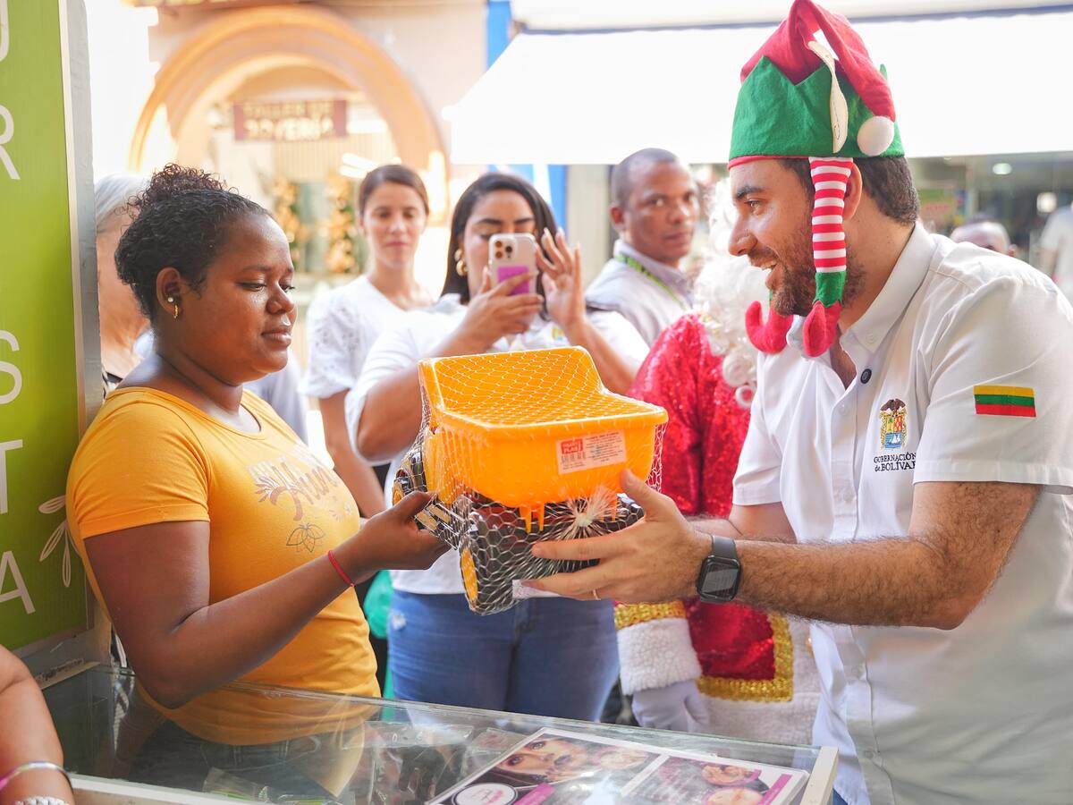 Gobernador de Bolívar entregó regalos a trabajadoras de la Calle de la Moneda