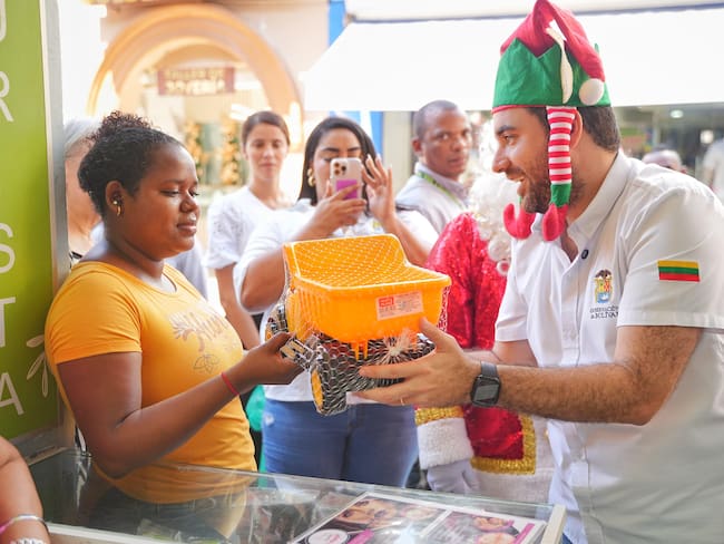 Gobernador de Bolívar entregó regalos a trabajadoras de la Calle de la Moneda