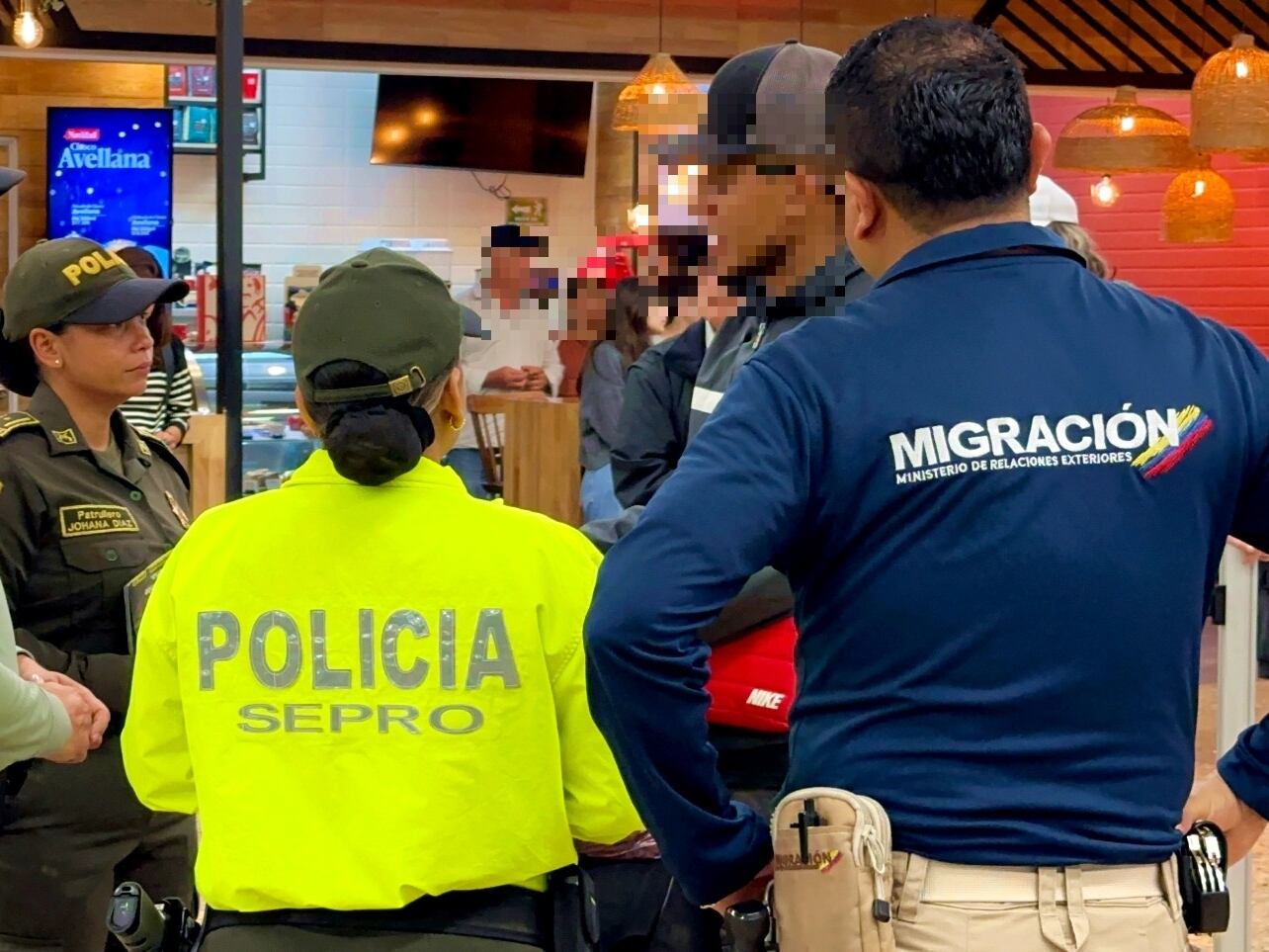 Autoridades en verificación de extranjeros en aeropuerto de Rionegro- foto de referencia policía Antioquia