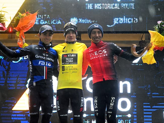 Lenny Martinez, Jonas Vingegaard y Egan Bernal, podio en el O Gran Camiño. (Photo by Dario Belingheri/Getty Images)