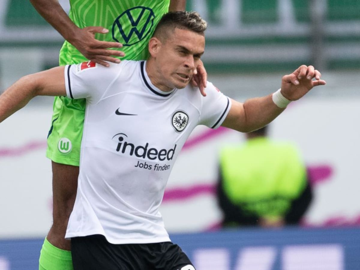 Rafael Santos Borré fue titular, pero no pudo evitar la caída del Frankfurt