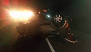 En la vía entre Armenia y La Tebaida en el sector del Caimo un vehículo particular se volcó