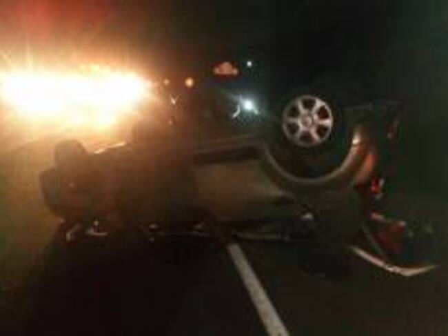 En la vía entre Armenia y La Tebaida en el sector del Caimo un vehículo particular se volcó