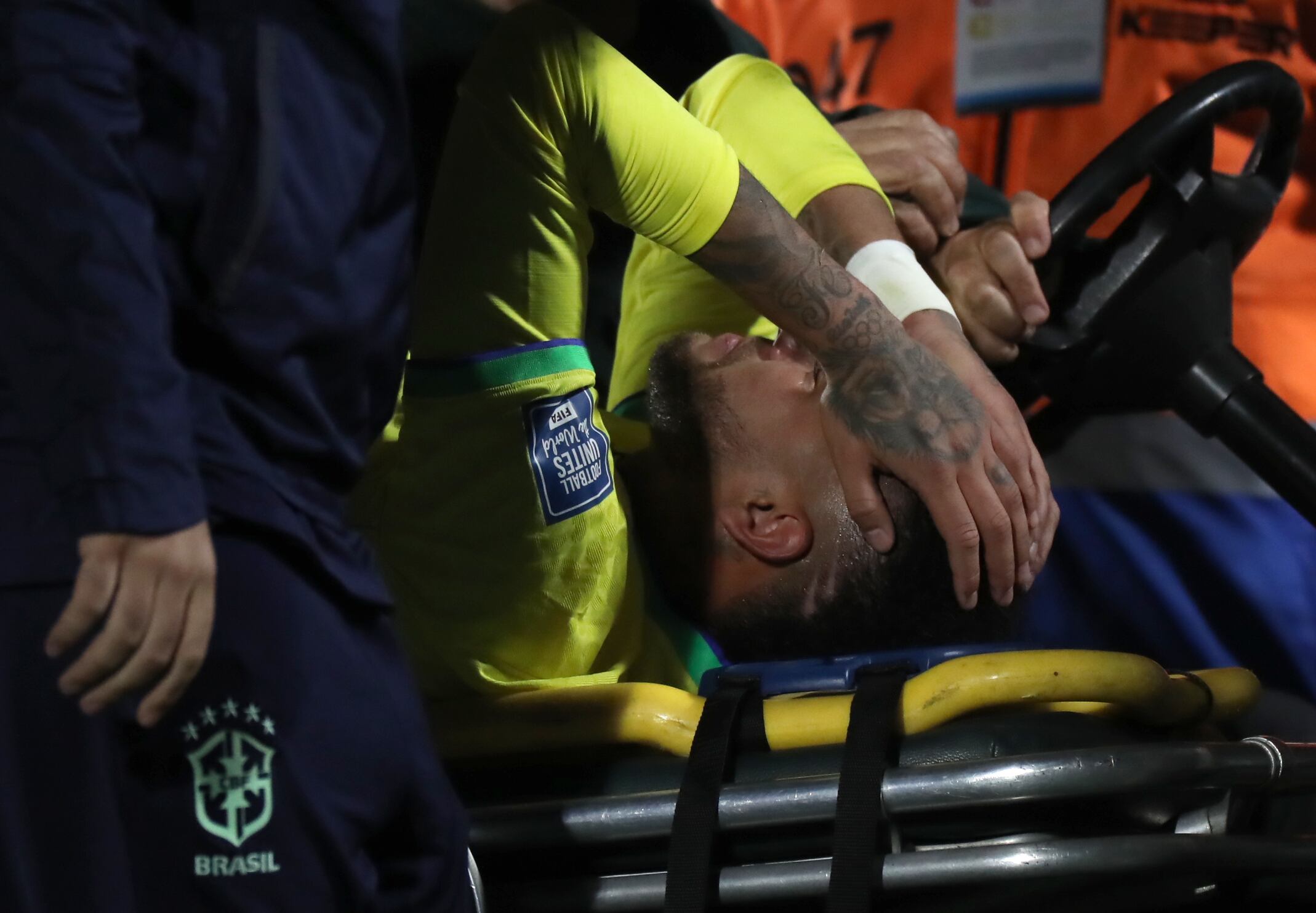Neymar de Brasil sale lesionado hoy, en un partido de las Eliminatorias Sudamericanas para la Copa Mundial de Fútbol 2026 entre Uruguay y Brasil en el estadio Centenario en Montevideo (Uruguay). EFE/Raul Martinez