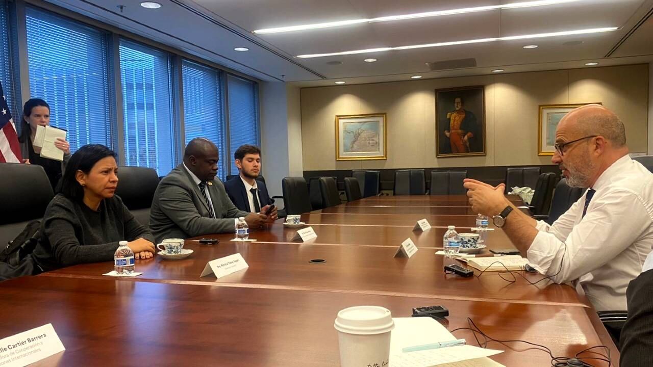 Patricia Tobón directora de la Unidad para las Víctimas y Robert Piper, asesor especial sobre Soluciones al Desplazamiento Interno de la ONU. Foto Cortesía