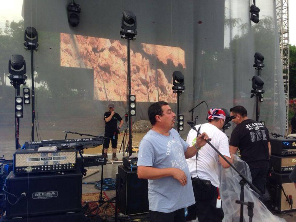 Las playas del Río Sinú se llenan de espectadores ansiosos por presenciar el primer concierto de la gira "Loco por Amor"