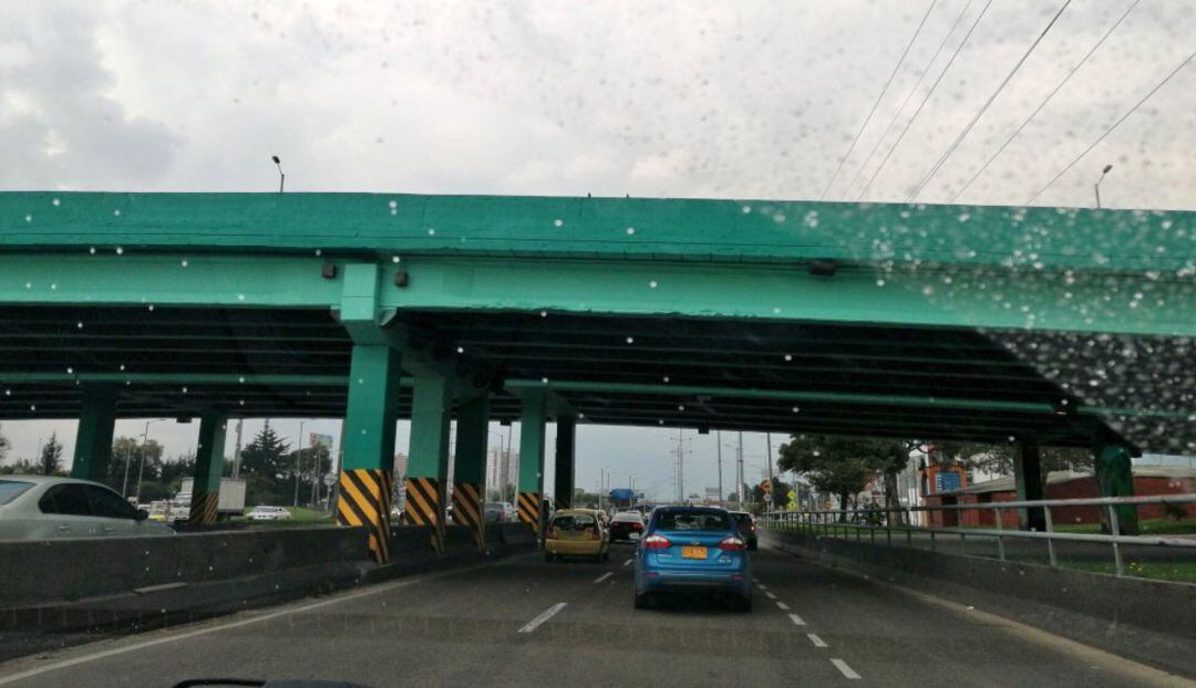 Puente que atraviesa la Calle 170 en Bogotá