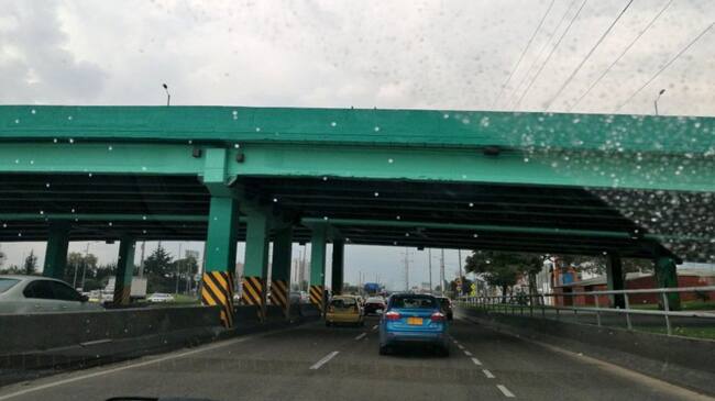 Puente que atraviesa la Calle 170 en Bogotá