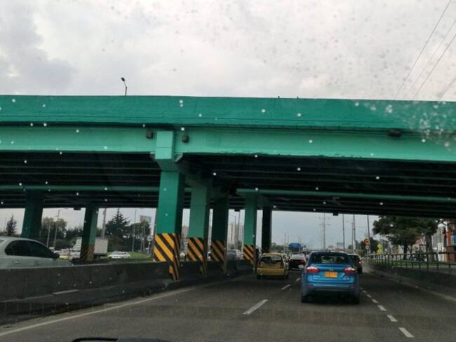 Puente que atraviesa la Calle 170 en Bogotá