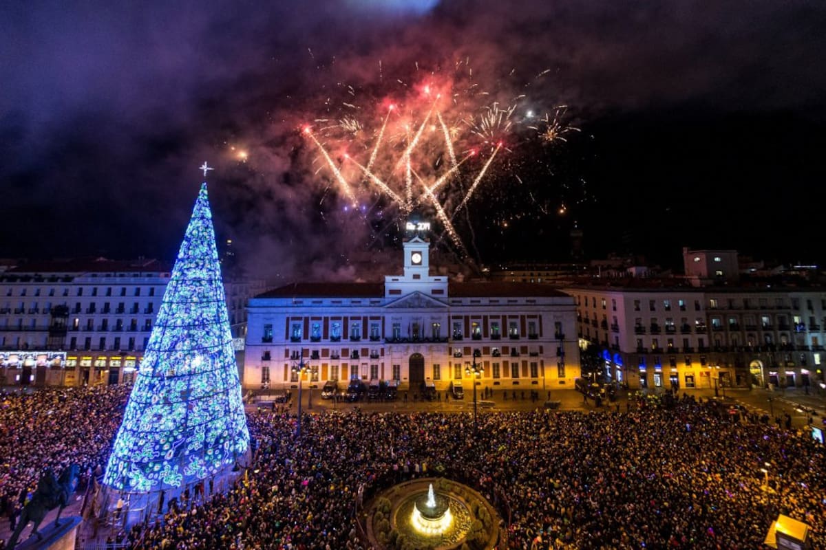 El reloj de la Puerta del Sol da las campanadas de fin de año, frente a la mirada de miles de personas que se reúnen en Madrid, España.