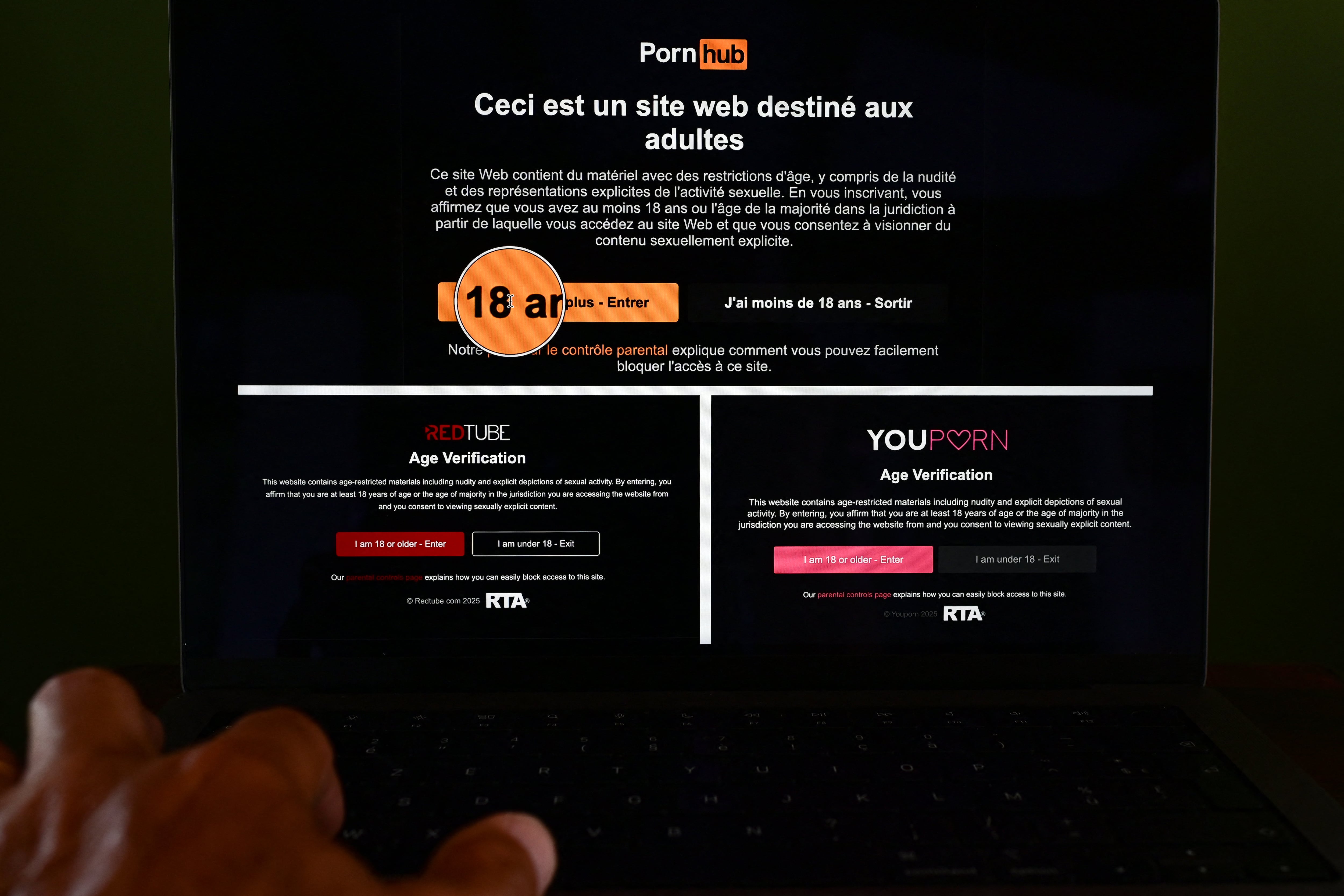 La empresa Aylo, dueña de sitios como Pornhub y Youporn, asegura que las nuevas normativas francesas es “invasiva de la privacidad e ineficaz”. 
(Foto:   GABRIEL BOUYS/AFP via Getty Images)