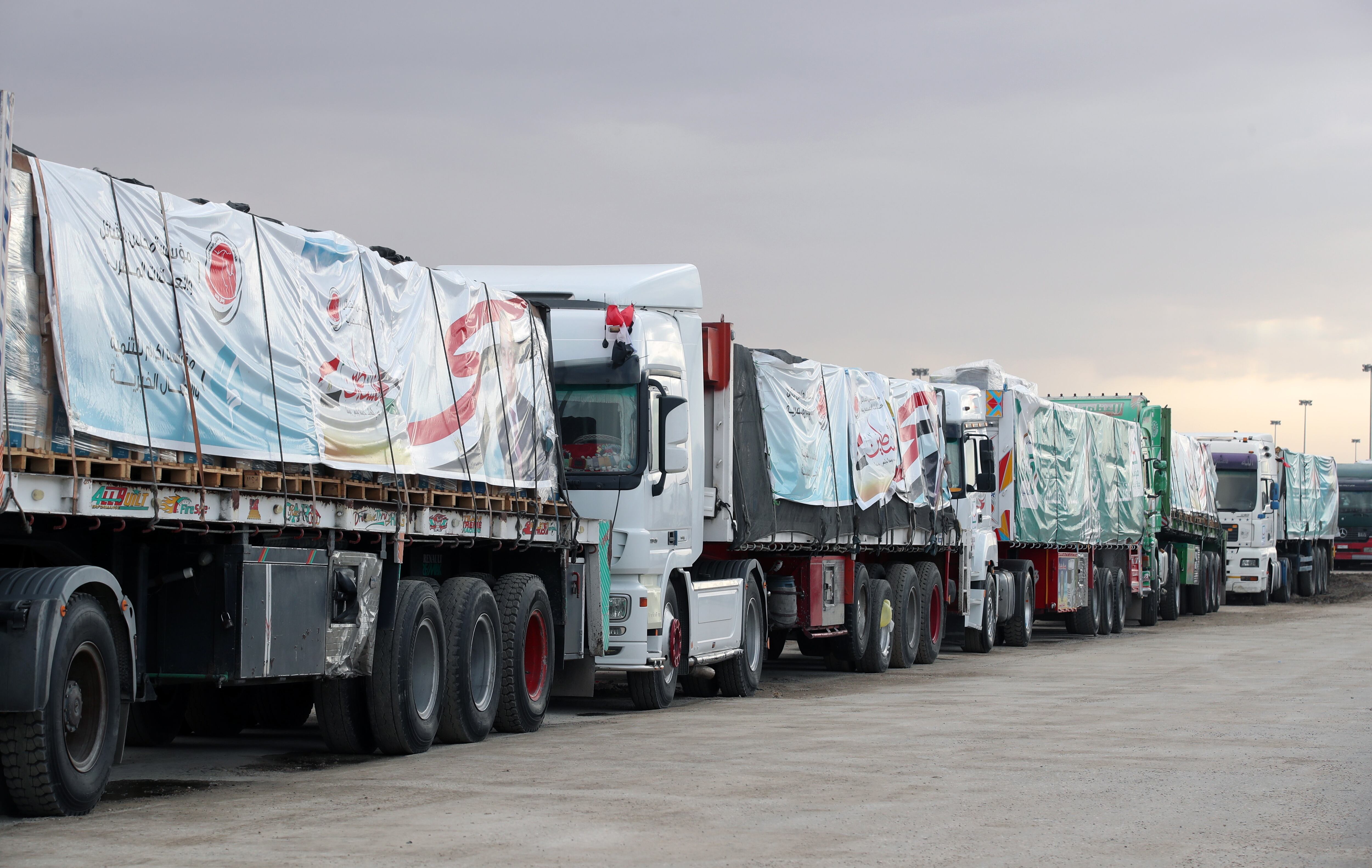 Rafah (Egypt), 19/11/2023.- A humanitarian aid convoy bound for the Gaza Strip is parked outside Rafah border gate, at the Rafah border crossing between the Gaza Strip and Egypt, in Rafah, Egypt, 19 November 2023. More than 11,700 Palestinians and at least 1,200 Israelis have been killed, according to the Israel Defense Forces (IDF) and the Palestinian health authority, since Hamas militants launched an attack against Israel from the Gaza Strip on 07 October, and the Israeli operations in Gaza and the West Bank which followed it. (Egipto) EFE/EPA/KHALED ELFIQI