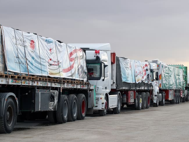 Rafah (Egypt), 19/11/2023.- A humanitarian aid convoy bound for the Gaza Strip is parked outside Rafah border gate, at the Rafah border crossing between the Gaza Strip and Egypt, in Rafah, Egypt, 19 November 2023. More than 11,700 Palestinians and at least 1,200 Israelis have been killed, according to the Israel Defense Forces (IDF) and the Palestinian health authority, since Hamas militants launched an attack against Israel from the Gaza Strip on 07 October, and the Israeli operations in Gaza and the West Bank which followed it. (Egipto) EFE/EPA/KHALED ELFIQI

