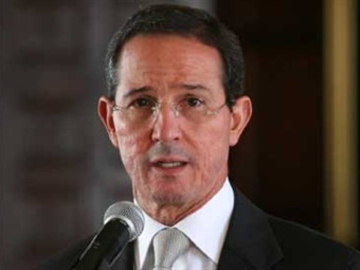 Uribe dice que en caso de que haya referendo reeleccionista debe ser antes del 13 de marzo: Fernando Araújo