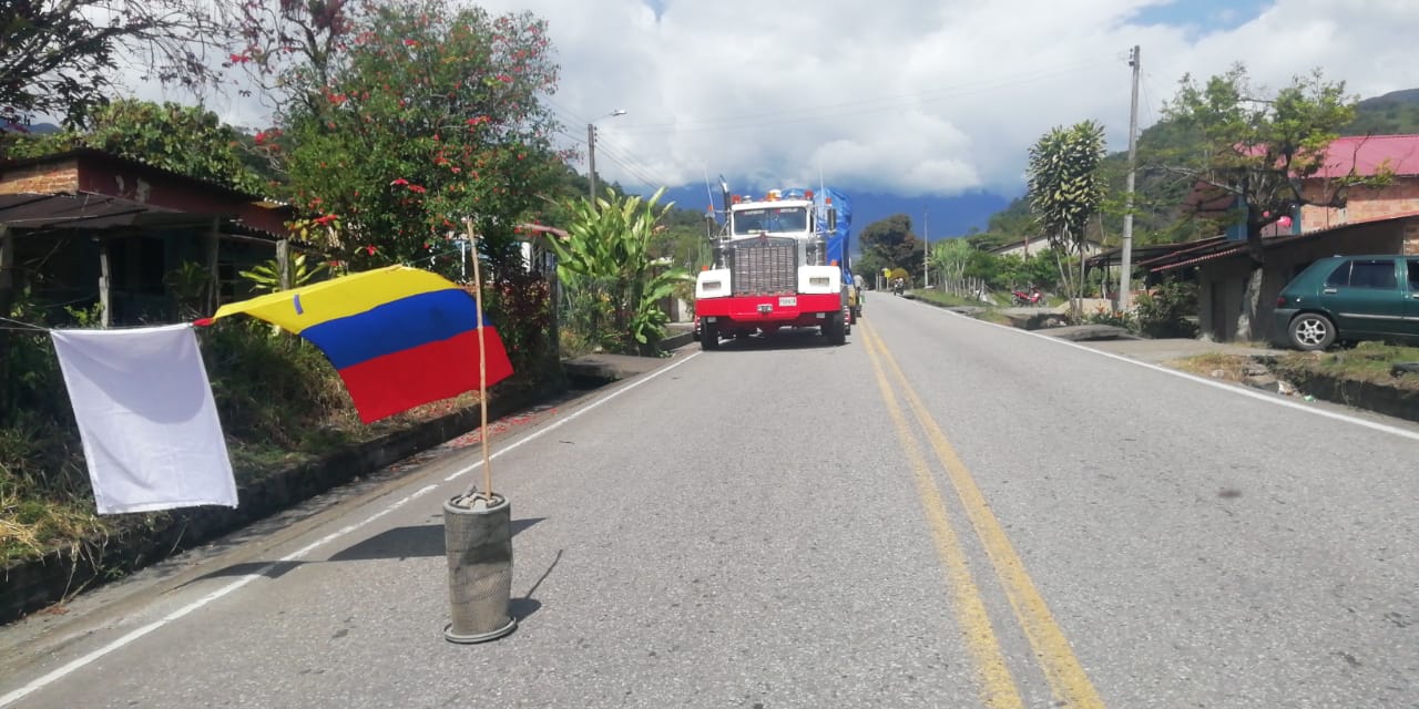 Comunidad de Pajarito impide paso a Transportes Montejo en vía del Cusiana /Cortesía: Sandra Riveros.
