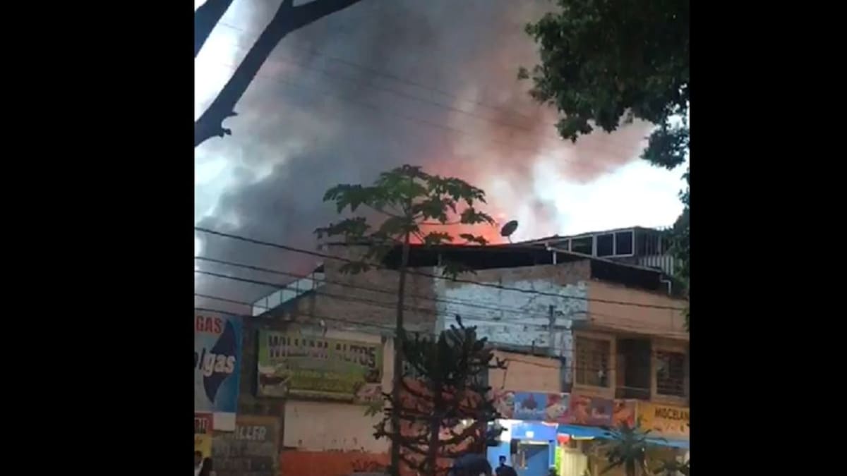 Incendio en el barrio El Troncal amanaza con extenderse
