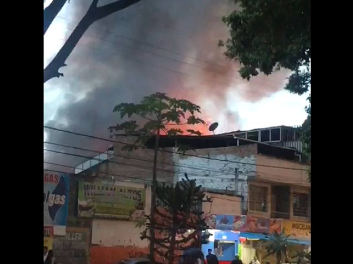 Incendio en el barrio El Troncal amanaza con extenderse