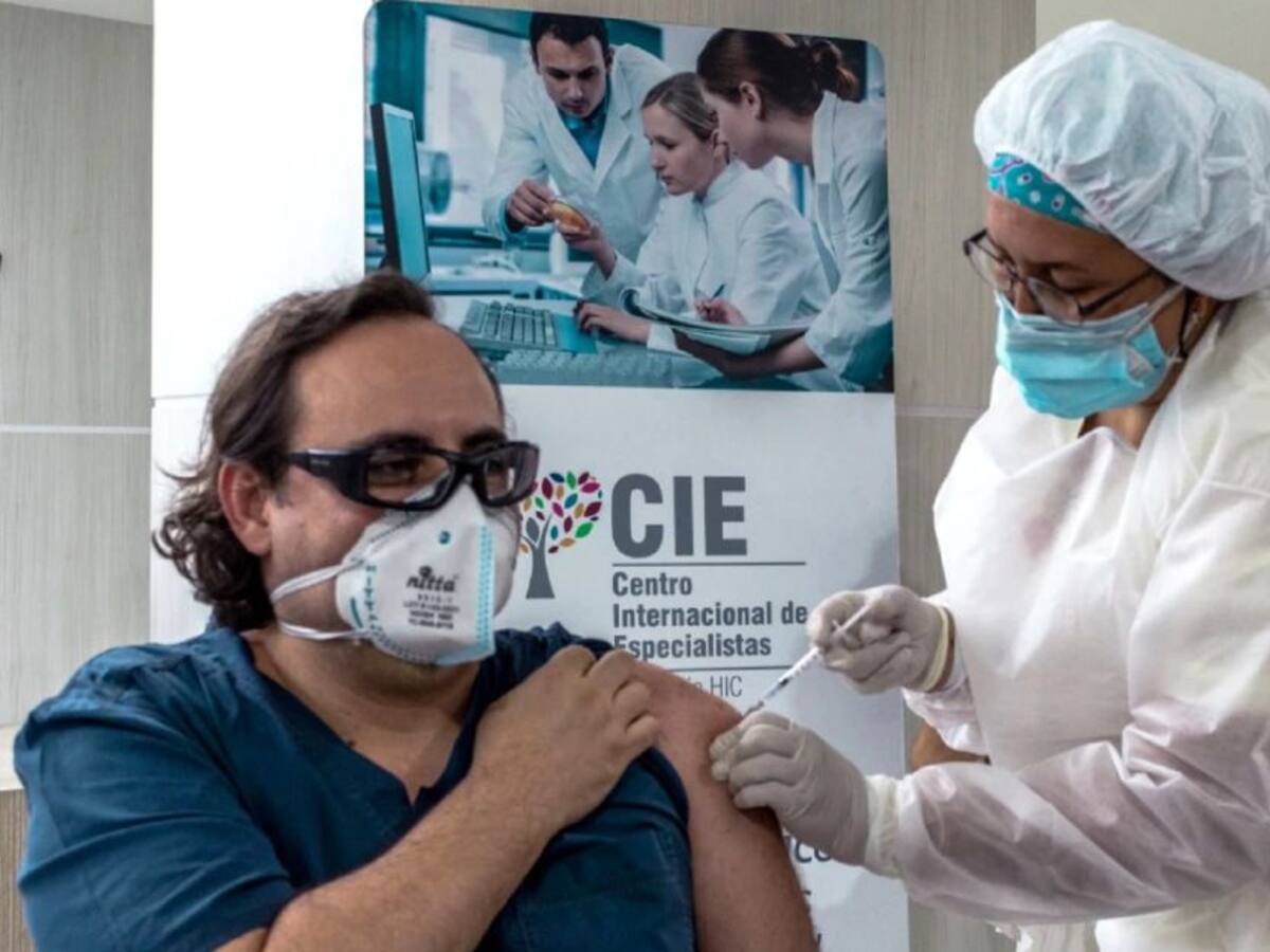Personal de la salud que no atiende COVID-19 será vacunado