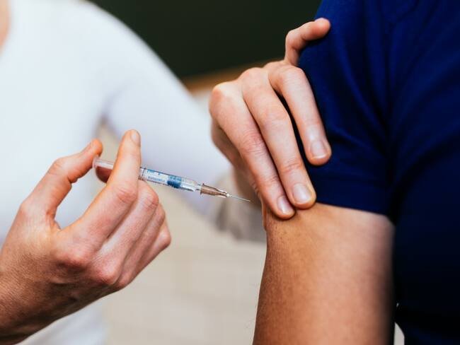 Casa a casa vacunan a adultos mayores contra la influenza