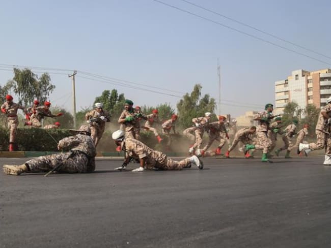 Atentado causa 25 muertos durante desfile militar en Irán