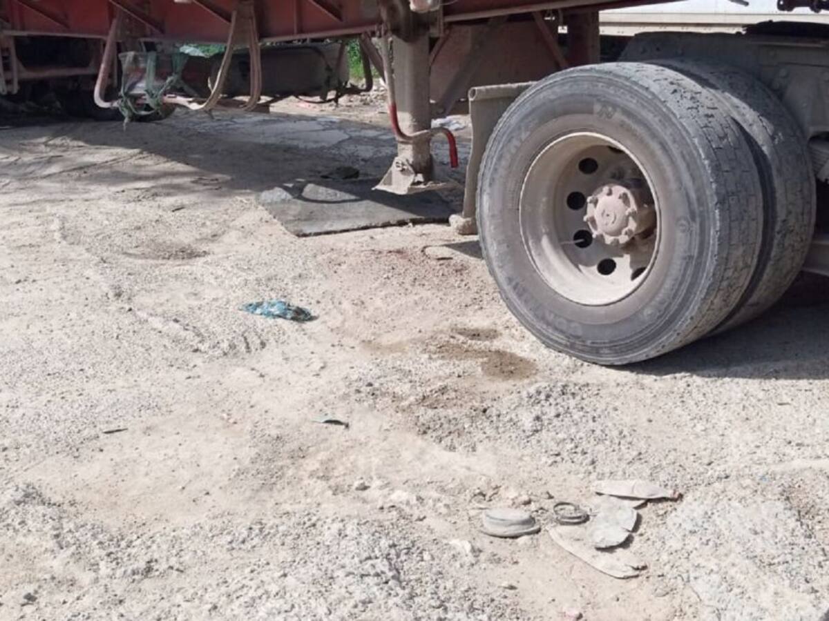 Mecánico murió al ser arrollado cuando dormía debajo de una tractomula