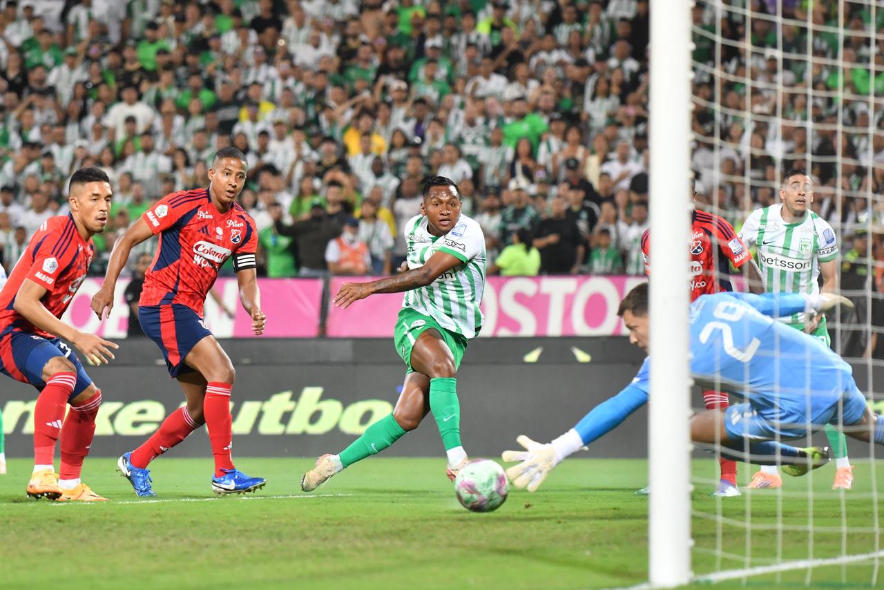 Fainer Torijano intenta evitar un remate de Alfredo Morelos / Colprensa.