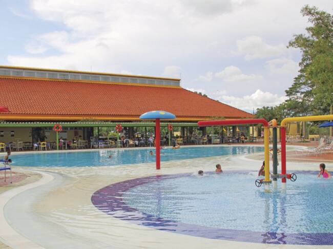 En Apartadó, El Parque de los Encuentros con capacidad para 1.500 personas ofrece diversas opciones de esparcimiento, deporte y actividades culturales, además de piscinas y zonas húmedas ideales para los niños y la familia en general.