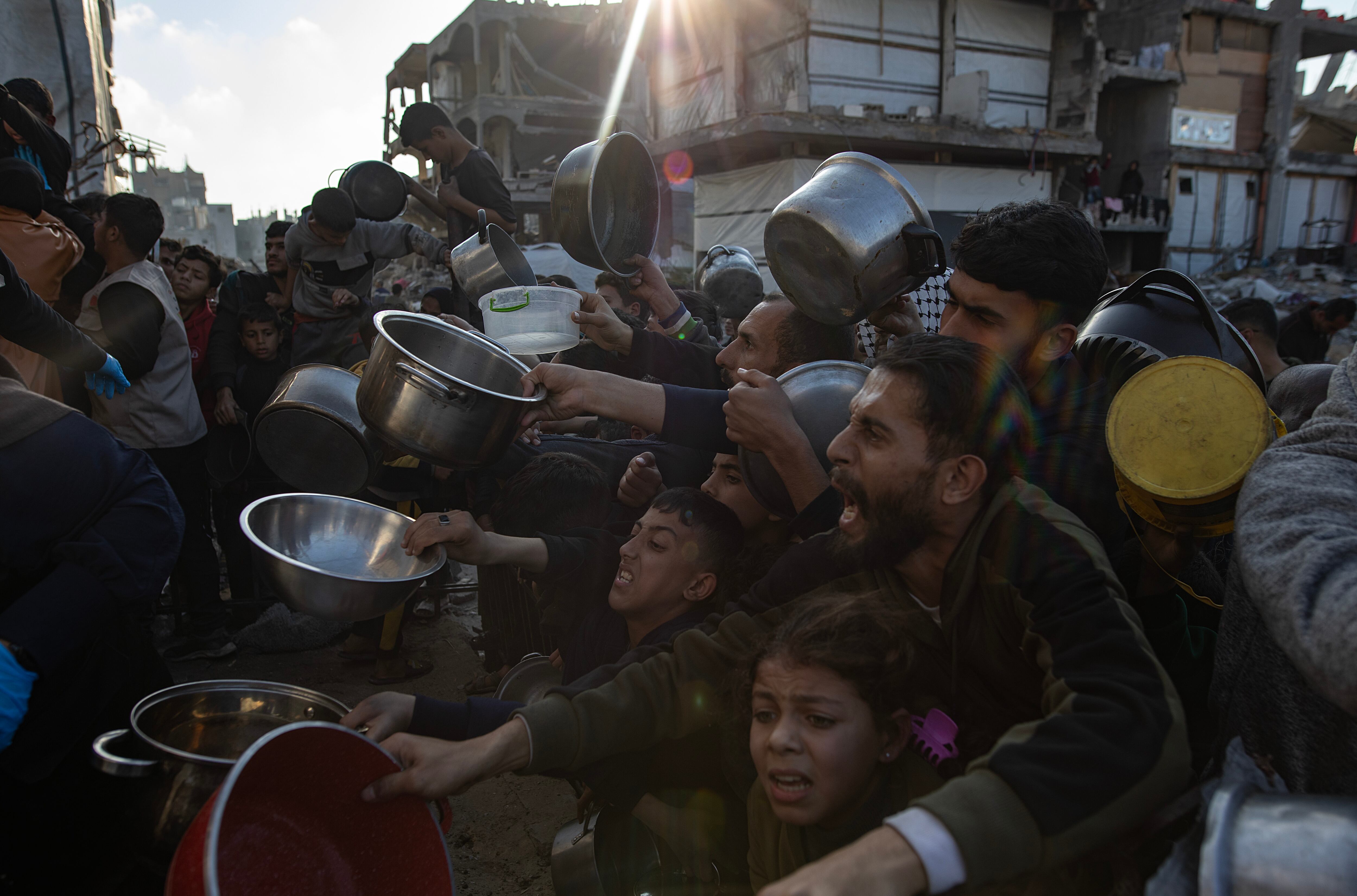 GAZA (---), 10/03/2025.- Internally displaced Palestinians push themselves in line to receive a portion of food from a charity kitchen before the iftar meal, in Beit Lahia, northern Gaza Strip, 10 March, 2025. EFE/EPA/HAITHAM IMAD