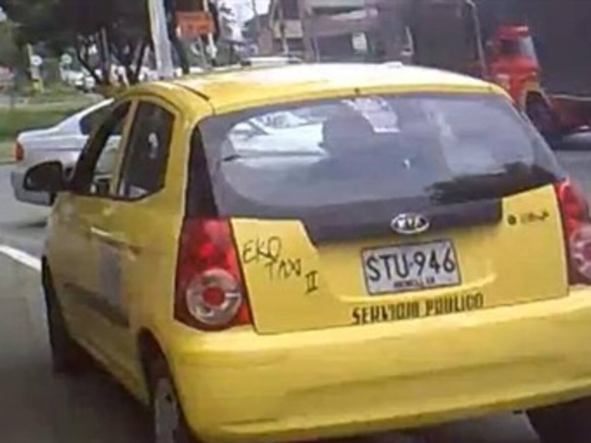En Medellín denuncian a taxista indisciplinado que transitó por la cicloruta