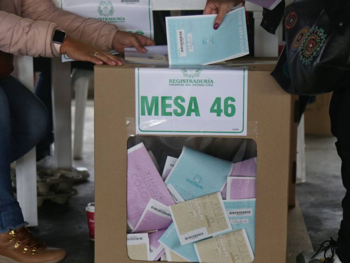 "92% de colombianos afirma que ningún legislador representa sus intereses"