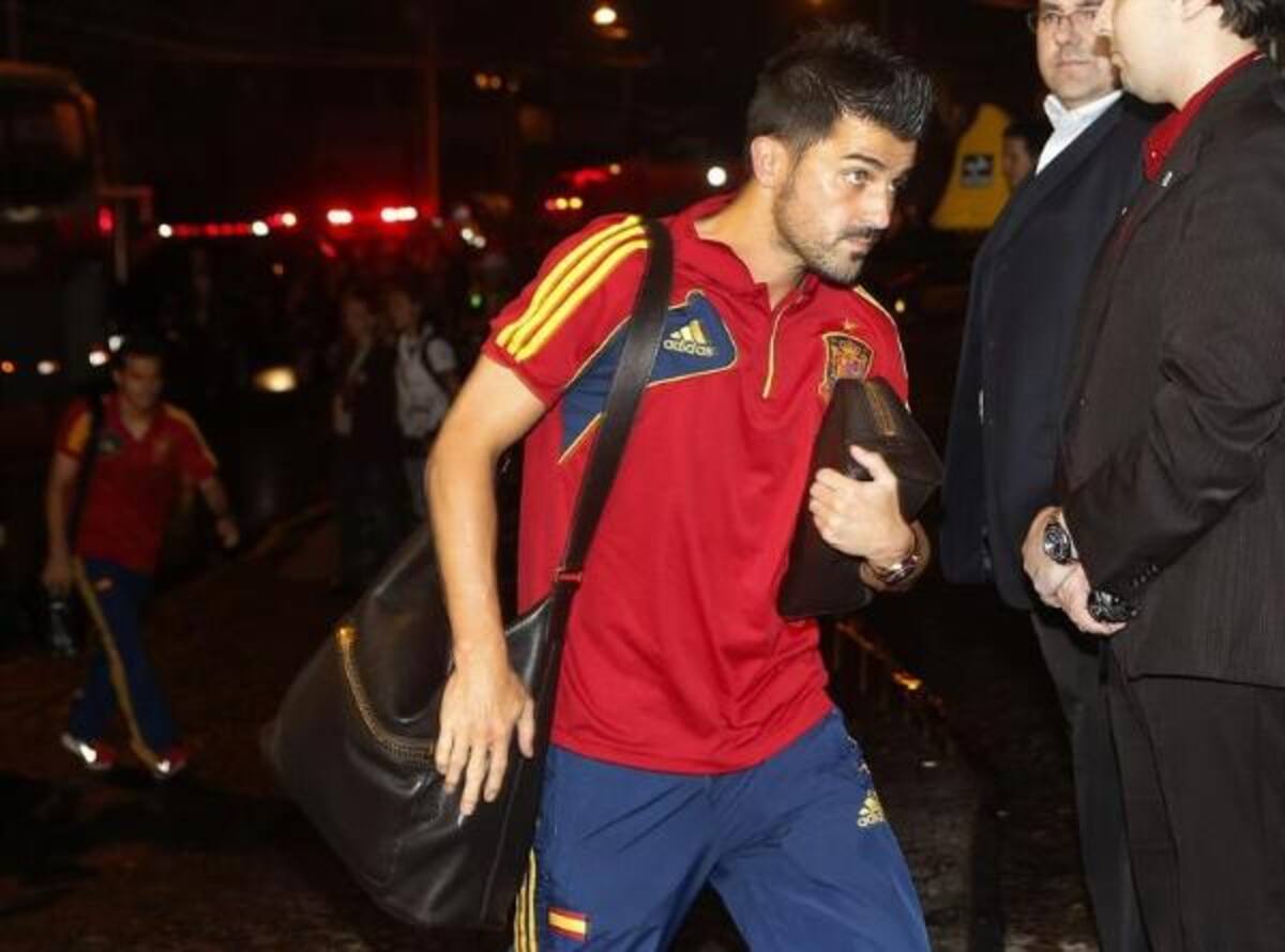 David Villa hace su entrada al Hotel Golden Tulip de Recife. Foto: EFE