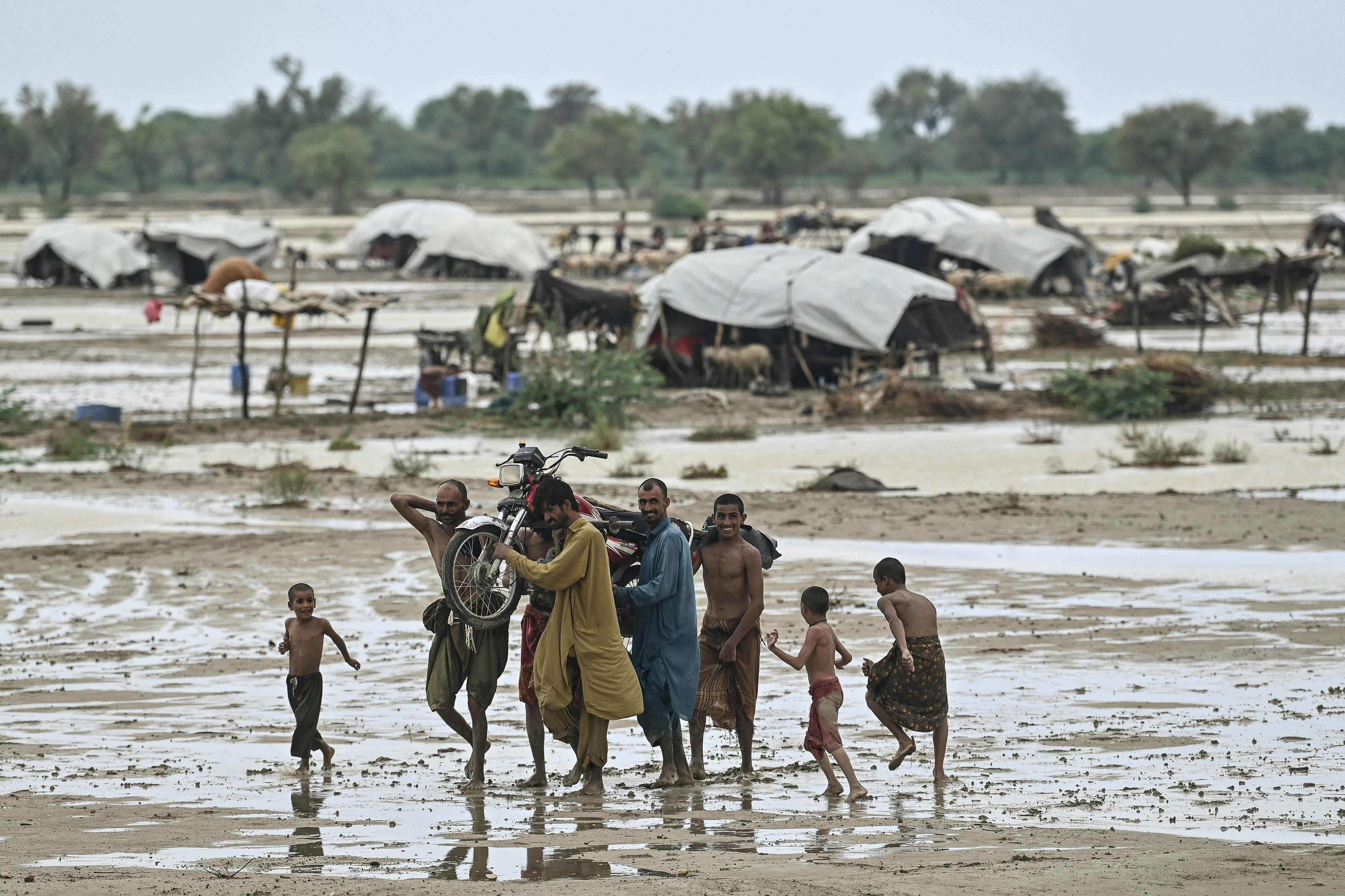 Se prevé las lluvias monzónicas continúen por varios días mientras avanzan los trabajos de búsqueda de personas desaparecidas.
(Foto:    ASIF HASSAN/AFP via Getty Images)